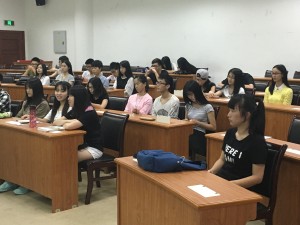 信息学院支部党员认真听讲学习会